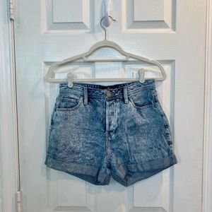 hollister ultra high-rise button-down mom jean shorts 7R